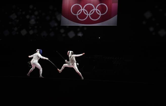Tokio 2020 im Jahr 2021, Rückblick: Olympische Highlights Sport Bilder des Tages (210729) -- TOKYO, July 29, 2021 -- Alice Volpi (L) of Italy competes with Lee Kiefer of United States during the women s foil team bronze medal fencing match between United States and Italy at Tokyo 2020 Olympic Games, Olympische Spiele, Olympia, OS in Chiba, Japan, on July 29, 2021. ) (TOKYO2020)JAPAN-CHIBA-OLY-FENCING-WOMEN S FOIL TEAM-BRONZE ZhangxHongxiang 