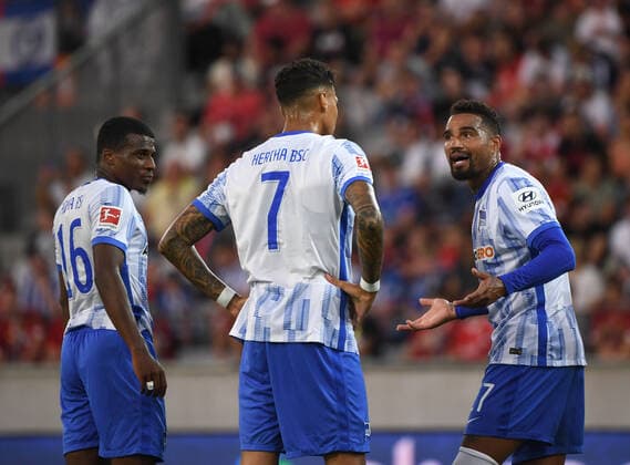 Fussball, Herren, Saison 2021 2022, Testspiel in Innsbruck (Österreich), FC Liverpool - Hertha BSC, v. l. Javairo Dilrosun (Hertha BSC), Selke Davie (Hertha BSC), Kevin-Prince Boateng (Hertha BSC), 29.07. 2021, Copyright: xSebastianxRäppold MatthiasxKochx