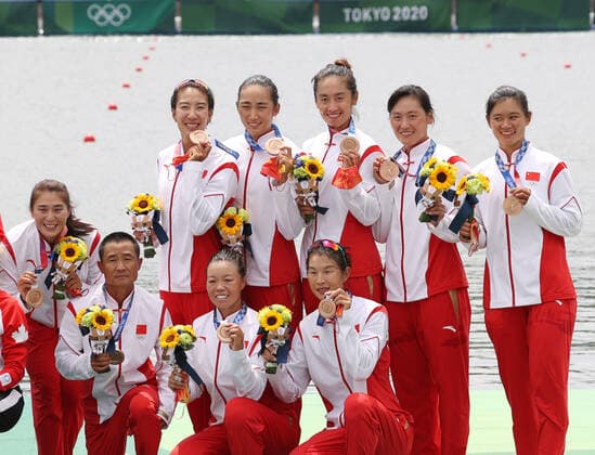 (210730) -- TOKYO, July 30, 2021 -- Team China poses for photos at the awarding ceremony of the Tokyo 2020 women s eight of rowing in Tokyo, Japan, July 30, 2021. ) (TOKYO2020)JAPAN-TOKYO-OLY-ROWING-WOMEN S EIGHT-FINAL DuxXiaoyi 