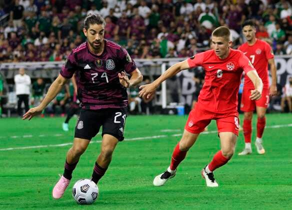 Fußball, CONCACAF Gold Cup, Mexiko - Katar Rodolfo Pizarro (L) of Mexico disputes the ball with Liam Fraser of Canada, today, during a semifinal match of the Copa de Oro, played at the NRG Stadium, in Houston, Texas, United States, 29 July 2021. EFE Jorge Clara Mexico vs Canada !ACHTUNG: NUR REDAKTIONELLE NUTZUNG!  Copyright: xJorgexClarax USA1184 20210730-2224377a0628f3a346f30fee4f440207886cc300