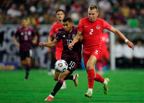 Fußball, CONCACAF Gold Cup, Mexiko - Katar Orbelin Pineda (L) of Mexico disputes the ball with Alistair Johnston of Canada, today, during a semifinal match of the Copa de Oro, played at the NRG Stadium, in Houston, Texas, United States, 29 July 2021. EFE Jorge Clara Mexico vs Canada !ACHTUNG: NUR REDAKTIONELLE NUTZUNG!  Copyright: xJorgexClarax USA1179 20210730-85a9e7314d77c7d8684ddf313c563eda58bdc983
