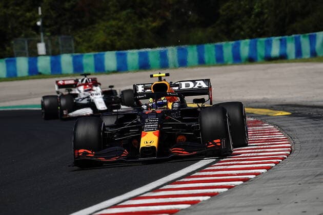 Formel 1 Grand Prix Großer Preis von Ungarn 2021 30.07.2021, Hungaroring, Budapest, Formel 1 Grand Prix Großer Preis von Ungarn 2021, im Bild Sergio Perez (MEX 11), Red Bull Racing Honda, Robert Kubica (POL 88), Alfa Romeo Racing ORLEN