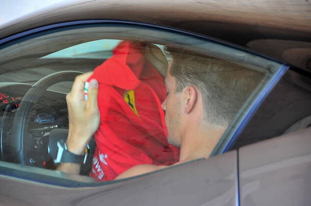 Formel 1 Grand Prix Großer Preis von Ungarn 2021 30.07.2021, Hungaroring, Budapest, Formel 1 Grand Prix Großer Preis von Ungarn 2021, im Bild Charles Leclerc (MCO 16), Scuderia Ferrari Mission Winnow zieht sich in seinem Ferrari das Poloshirt an.