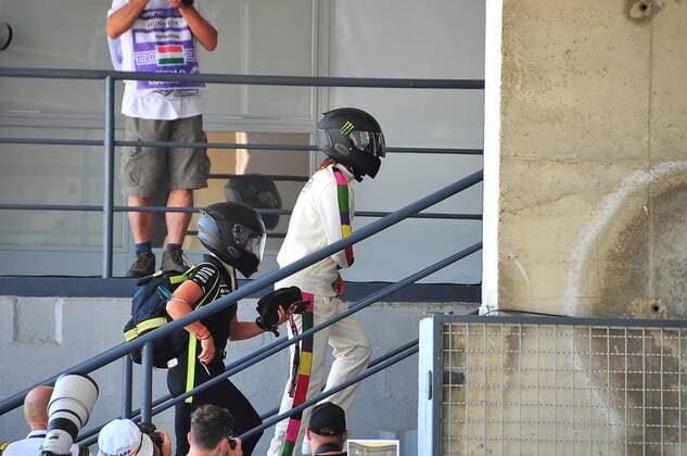Formel 1 Grand Prix Großer Preis von Ungarn 2021 30.07.2021, Hungaroring, Budapest, Formel 1 Grand Prix Großer Preis von Ungarn 2021, im Bild Lewis Hamilton (GBR 44), Mercedes-AMG Petronas Formula One Team kommt mit dem Motorrad an die Strecke.