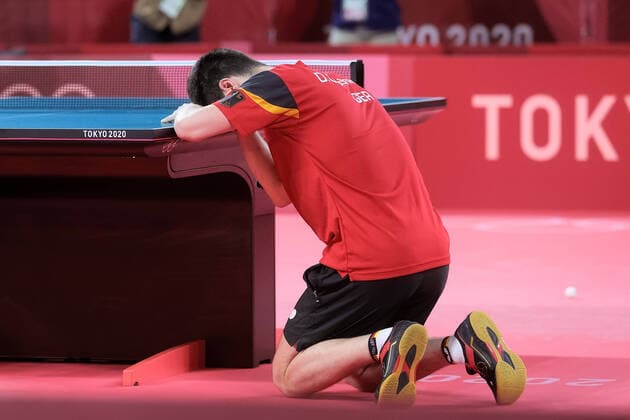 Bilder des Jahres 2021, Sport 07. Juli Tokio 2020 im Jahr 2021, Rückblick: Olympische Highlights Sport Themen der Woche KW30 Tokio 2020 im Jahr 2021, Olympische Highlights Sport Bilder des Tages TOKYO, JAPAN - JULY 30: Dimitrij Ovtcharov defeats Lin Yun Ju and drops to his knees during the Men s Table tennis, Tischtennis Singles Bronze Medal Match between Lin Yun Ju of Chinese Taipei and Dimitrij Ovtcharov of Germany on Day 7 of the Tokyo 2020 Olympic Games, Olympische Spiele, Olympia, OS at Tokyo Metropolitan Gym on July 30, 2021 in Tokyo, Japan. (Photo by Pete Dovgan Speed Media Icon Sportswire) OLYMPICS: JUL 30 Olympics Tokyo 2020 Icon2107300419