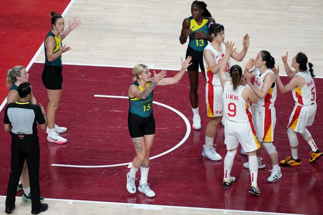 OLY21 BASKETBALL WOMENS AUST CHINA, Cayla George of Australia (centre) reacts after fouling Li Yueru of China in the final second of play during the Women s Preliminaries Group C Basketball match between China and Australia at the Saitama Super Arena during the Tokyo Olympic Games, Olympische Spiele, Olympia, OS in Tokyo, Japan Friday, July 30, 2021. ( NO ARCHIVING, EDITORIAL USE ONLY, NO USE IN BOOKS WITHOUT CONSENT TOKYO JAPAN  Copyright: xJOExGIDDENSx 20210731001562137299