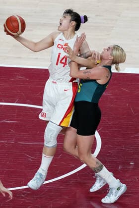 OLY21 BASKETBALL WOMENS AUST CHINA, Cayla George of Australia fouls Li Yueru of China in the final second of play during the Women s Preliminaries Group C Basketball match between China and Australia at the Saitama Super Arena during the Tokyo Olympic Games, Olympische Spiele, Olympia, OS in Tokyo, Japan Friday, July 30, 2021. ( NO ARCHIVING, EDITORIAL USE ONLY, NO USE IN BOOKS WITHOUT CONSENT TOKYO JAPAN  Copyright: xJOExGIDDENSx 20210731001562137596