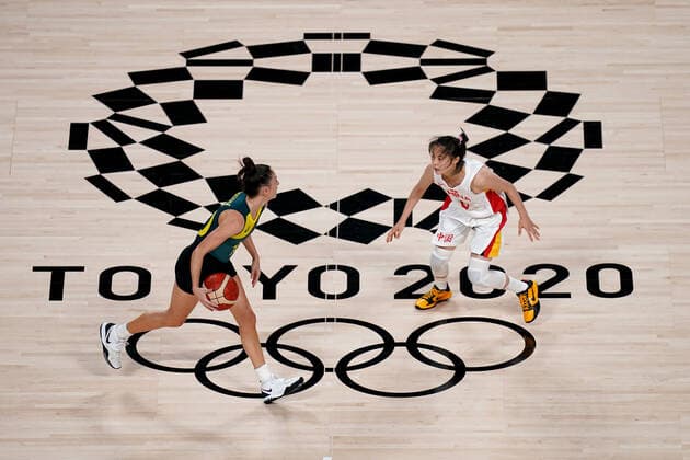 OLY21 BASKETBALL WOMENS AUST CHINA, Katie Ebzery of Australia and Wang Siyu of China during the Women s Preliminaries Group C Basketball match between China and Australia at the Saitama Super Arena during the Tokyo Olympic Games, Olympische Spiele, Olympia, OS in Tokyo, Japan Friday, July 30, 2021. ( NO ARCHIVING, EDITORIAL USE ONLY, NO USE IN BOOKS WITHOUT CONSENT TOKYO JAPAN  Copyright: xJOExGIDDENSx 20210731001562138725