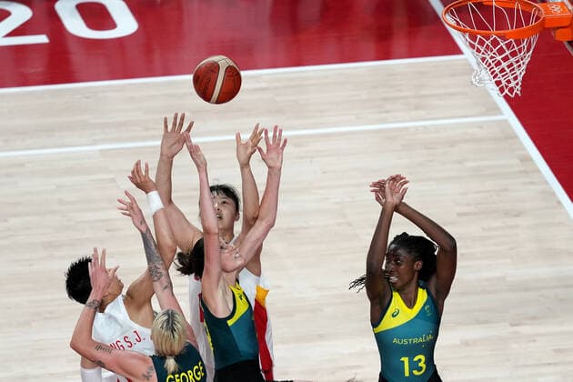 OLY21 BASKETBALL WOMENS AUST CHINA, Bec Allen of Australia (centre) competes for the ball with Li Yueru of China during the Women s Preliminaries Group C Basketball match between China and Australia at the Saitama Super Arena during the Tokyo Olympic Games, Olympische Spiele, Olympia, OS in Tokyo, Japan Friday, July 30, 2021. ( NO ARCHIVING, EDITORIAL USE ONLY, NO USE IN BOOKS WITHOUT CONSENT TOKYO JAPAN  Copyright: xJOExGIDDENSx 20210731001562141617