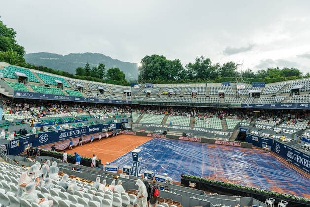 30.07.2021, Sportpark, Kitzbühel, AUT, ATP, Tennis Herren Tour, Generali Open Kitzbühel, Halbfinale, im Bild Regenunterbrechung rain Delay during the semi final match of Generali Open Tennis Tournament of the ATP Tour at the Sportpark in Kitzbühel, Austria on 2021 07 30.