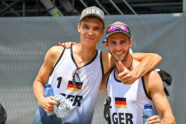 Tokio 2020 im Jahr 2021, Rückblick: Olympische Highlights Sport Bilder des Tages Beachvolleyball Tokio 2020, 31.07.2021 Beach volleyball, Beachvolleyball Beachvolleyball, Herren, Vorrunde, GER vs Japan, Julius Thole (1, weiss) Clemens Wickler (2, weiss) Copyright: xBEAUTIFULxSPORTS TomxBlochx