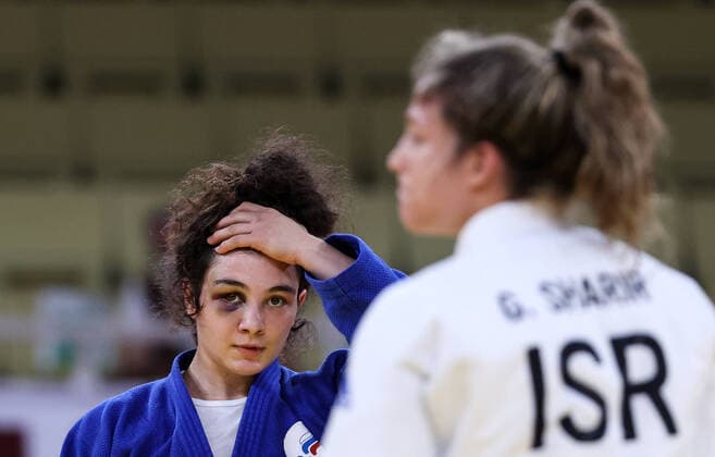 Bilder des Jahres 2021, Sport 07. Juli Sport Themen der Woche KW30 Sport Bilder des Tages TOKYO, JAPAN - JULY 31, 2021: ROC s Madina Taimazova (L) and Israel s Gili Sharir fight in a women s -70kg judo bout as part of the team mixed judo bronze medal match during the Tokyo 2020 Summer Olympic Games, Olympische Spiele, Olympia, OS at the Nippon Budokan Arena. Stanislav Krasilnikov TASS  TS10A9A8