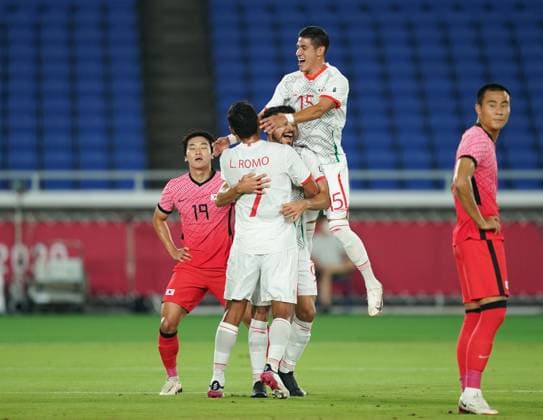 Tokio 2020 im Jahr 2021, Fu?ball, S?dkorea - Mexiko Yokohama, Japan, July 31st 2021: Henry Martin (9 Mexico) celebrates his goal with his teammates during the Men?s Olympic Football Tournament Tokyo 2020 quarterfinal match between Republic of Korea and Mexico at International Stadium Yokohama in Yokohama, Japan. Republic of Korea v Mexico - International Stadium Yokohama 