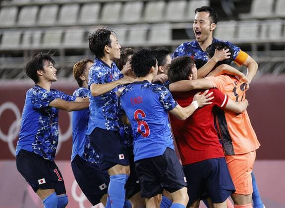 Tokyo Olympics: Football Japanese players celebrate after defeating New Zealand in a penalty shootout in their men s football quarterfinal of the Tokyo Olympics on July 31, 2021, at Kashima Stadium in Ibaraki Prefecture, eastern Japan. (SELECTION)  A14AA0000755540P
