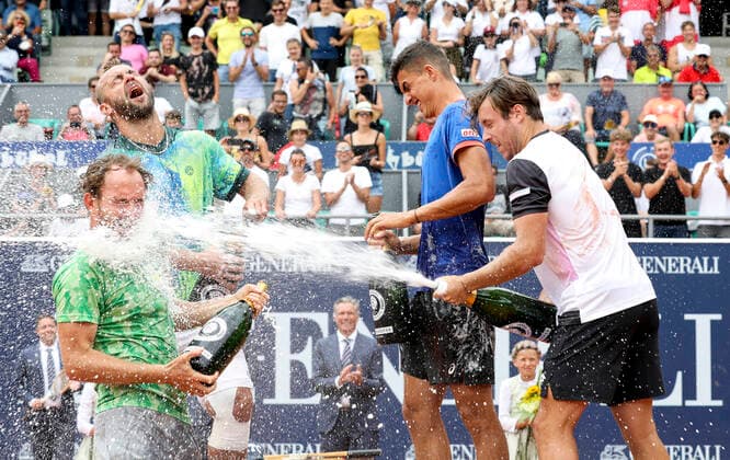 TENNIS - ATP, Tennis Herren Generali Open 2021 KITZBUEHEL,AUSTRIA,31.JUL.21 - TENNIS - ATP World Tour, Generali Open. Image shows Matwe Middelkoop (NED), Roman Jebavy (CZE), Alexander Erler and Lucas Mieder (AUT). Keywords: champagne shower.  GEPAxpictures xPatrickxSteiner
