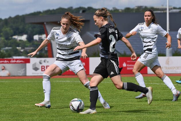 Nastassja Lein (1.FC Nuernberg 24) gegen Melanie Huber (FC Basel 1893 5) GER , 1.FC Nuernberg (GER) vs. FC Basel 1893 (SUI) , Fussball , Frauen , Testspiel, Saison 2021 2022, 31.07.2021 DFL regulations prohibit any use of photographs as image sequences and or quasi-video. GER , 1.FC Nuernberg vs. FC Basel 1893 , Frauenfussball , Testspiel , Saison 2021 2022 , 31.07.2021 Boeblingen Copyright: xEibner-Pressefotox EP_TBR