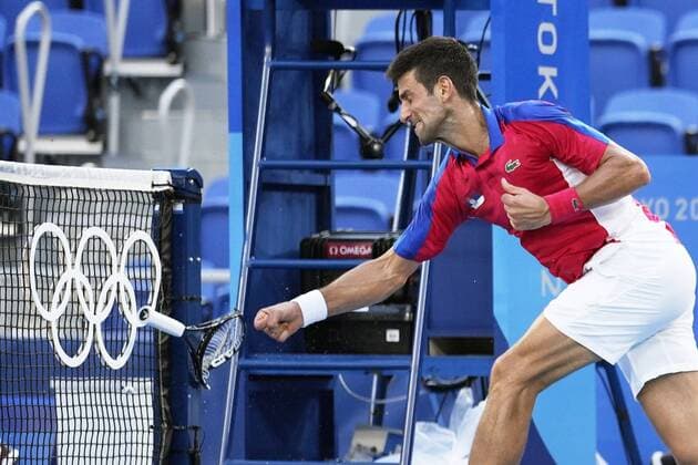 Bilder des Jahres 2021, Sport 07. Juli Tokio 2020 im Jahr 2021, Rückblick: Olympische Highlights Sport Themen der Woche KW30 Sport Bilder des Tages Tokyo Olympics: Tennis Novak Djokovic of Serbia smashes his racket during his men s singles bronze medal match against Spain s Pablo Carreno Busta at the Tokyo Olympics at Ariake Tennis Park on July 31, 2021.  A14AA0000755602P