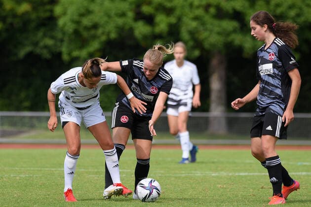 Vanesa Hoti (FC Basel 1893 26) gegen Kerstin Bogenschuetz (1.FC Nuernberg 8) GER , 1.FC Nuernberg (GER) vs. FC Basel 1893 (SUI) , Fussball , Frauen , Testspiel, Saison 2021 2022, 31.07.2021 DFL regulations prohibit any use of photographs as image sequences and or quasi-video. GER , 1.FC Nuernberg vs. FC Basel 1893 , Frauenfussball , Testspiel , Saison 2021 2022 , 31.07.2021 Boeblingen Copyright: xEibner-Pressefotox EP_TBR