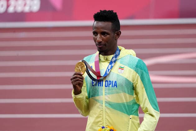 Tokio , Olympische Sommerspiele, Olympic Summer Games Tokyo, 31.07.2021, Olympiastadion Tokio , Selemon Barega Äthiopirn mit Gold Medailien Leichtathletik 10000m Sieger
