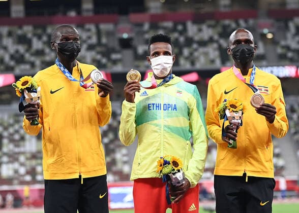 (210731) -- TOKYO, July 31, 2021 -- Gold medalist Selemon Barega (C) of Ethiopia, silver medalist Joshua Cheptegei (L) of Uganda and bronze medalist Jacob Kiplimo of Uganda pose for a photo on the awarding ceremony of the men s 10000m at the Tokyo 2020 Olympic Games, Olympische Spiele, Olympia, OS in Tokyo, Japan, July 31, 2021. ) (TOKYO2020)JAPAN-TOKYO-OLY-ATHLETICS-MEN S 10000M-AWARDING CEREMONY LixYibo 
