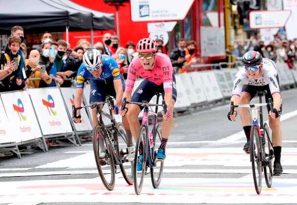 Bilder des Jahres 2021, Sport 07. Juli Sport Themen der Woche KW30 Sport Bilder des Tages US rider Neilson Powless (C) celebrates his victory following the 40th edition of the Men s Clasica Ciclista of San Sebastian, of 223.5 kilometers around the city of San Sebastian, northern Spain, 31 July 2020. Men s Clasica San Sebastian !ACHTUNG: NUR REDAKTIONELLE NUTZUNG!  Copyright: xJuanxHerrerox GRAF8148 20210731-bddfc88e22fa88a2256ef3cad04ce13c87edd6fc