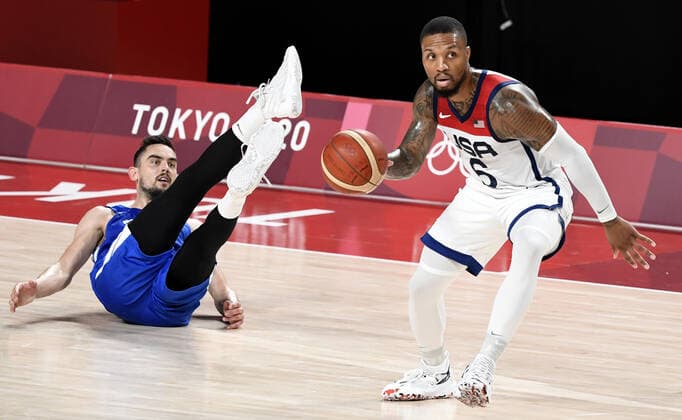 Sport Bilder des Tages United States Damian Lillard (R) dribbles past a fallen Czechoslovakia s Tomas Satoransky during a Men s Basketball game at the Tokyo 2020 Olympics, Saturday, July 31, 2021, in Tokyo, Japan. USA won, 119-84.  OLY20210731838 MIKExTHEILER