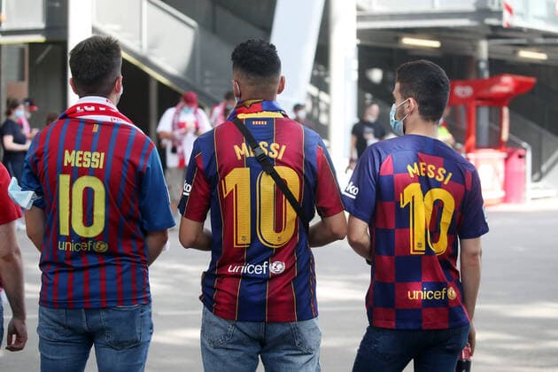 31.07.21 VfB Stuttgart - FC Barcelona, Barca Deutschland, Stuttgart, 31.07.2021, Fussball, Bundesliga, Testspiel, VfB Stuttgart - FC Barcelona: FC Barcelona Fans im Lionel Messi Trikot.