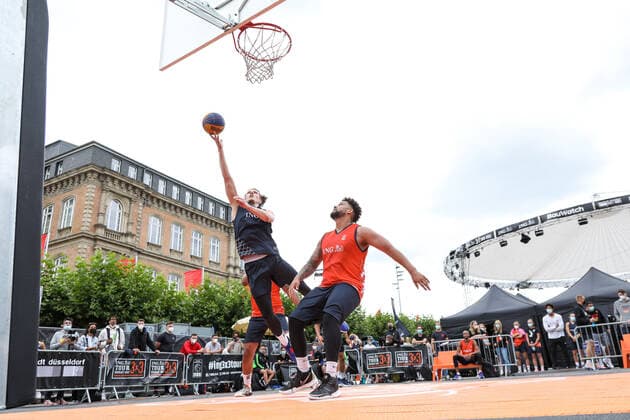 3×3 German Championship 2021, 31.07.2021 Spielzenen beim Spiel der Duesseldorfer Teams (orangene Trikots) auf dem Burgplatz - 3×3 German Championship 2021 31.07.2021 in Düsseldorf. Copyright: xBEAUTIFULxSPORTS KennyxBeelex