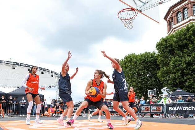 3×3 German Championship 2021, 31.07.2021 Spielzenen beim Spiel der Duesseldorfer Teams (orangene Trikots) auf dem Burgplatz - 3×3 German Championship 2021 31.07.2021 in Düsseldorf. Copyright: xBEAUTIFULxSPORTS KennyxBeelex