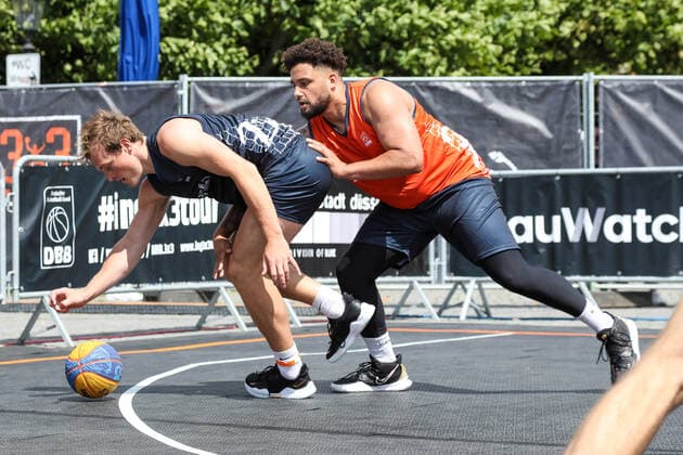 3×3 German Championship 2021, 31.07.2021 Spielzenen beim Spiel der Duesseldorfer Teams (orangene Trikots) auf dem Burgplatz - 3×3 German Championship 2021 31.07.2021 in Düsseldorf. Copyright: xBEAUTIFULxSPORTS KennyxBeelex