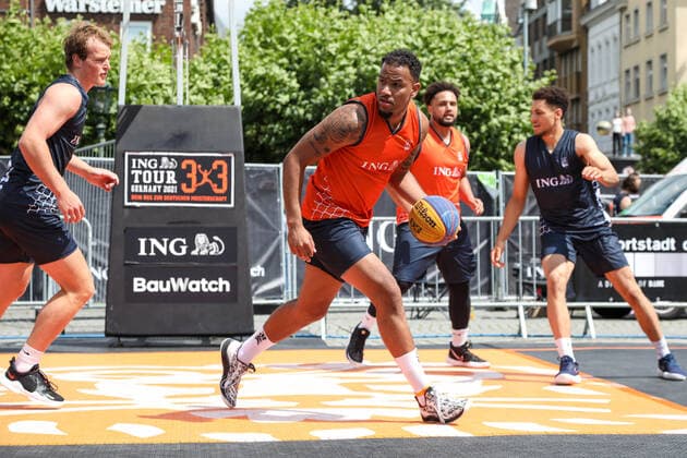3×3 German Championship 2021, 31.07.2021 Spielzenen beim Spiel der Duesseldorfer Teams (orangene Trikots) auf dem Burgplatz - 3×3 German Championship 2021 31.07.2021 in Düsseldorf. Copyright: xBEAUTIFULxSPORTS KennyxBeelex