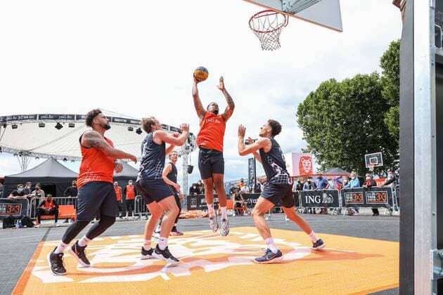 3×3 German Championship 2021, 31.07.2021 Spielzenen beim Spiel der Duesseldorfer Teams (orangene Trikots) auf dem Burgplatz - 3×3 German Championship 2021 31.07.2021 in Düsseldorf. Copyright: xBEAUTIFULxSPORTS KennyxBeelex