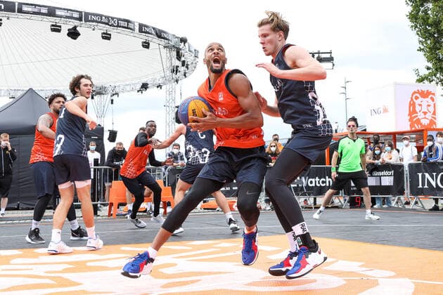 3×3 German Championship 2021, 31.07.2021 Spielzenen beim Spiel der Duesseldorfer Teams (orangene Trikots) auf dem Burgplatz - 3×3 German Championship 2021 31.07.2021 in Düsseldorf. Copyright: xBEAUTIFULxSPORTS KennyxBeelex