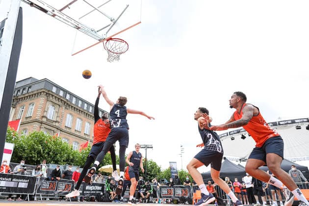 3×3 German Championship 2021, 31.07.2021 Spielzenen beim Spiel der Duesseldorfer Teams (orangene Trikots) auf dem Burgplatz - 3×3 German Championship 2021 31.07.2021 in Düsseldorf. Copyright: xBEAUTIFULxSPORTS KennyxBeelex