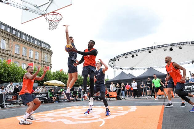3×3 German Championship 2021, 31.07.2021 Spielzenen beim Spiel der Duesseldorfer Teams (orangene Trikots) auf dem Burgplatz - 3×3 German Championship 2021 31.07.2021 in Düsseldorf. Copyright: xBEAUTIFULxSPORTS KennyxBeelex