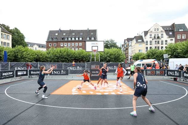 3×3 German Championship 2021, 31.07.2021 Spielzenen beim Spiel der Duesseldorfer Teams (orangene Trikots) auf dem Burgplatz - 3×3 German Championship 2021 31.07.2021 in Düsseldorf. Copyright: xBEAUTIFULxSPORTS KennyxBeelex