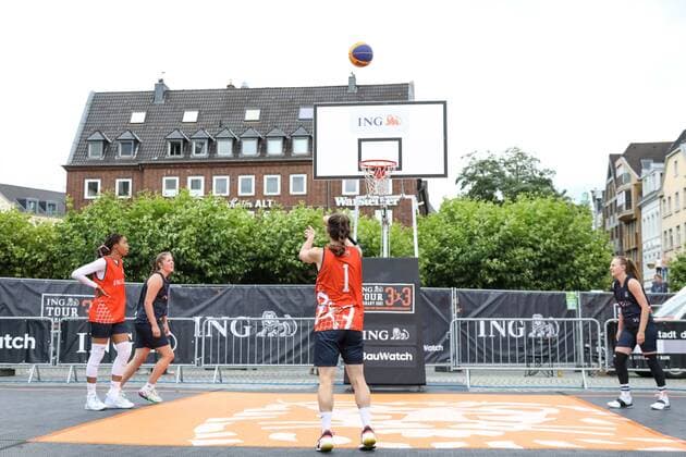 3×3 German Championship 2021, 31.07.2021 Spielzenen beim Spiel der Duesseldorfer Teams (orangene Trikots) auf dem Burgplatz - 3×3 German Championship 2021 31.07.2021 in Düsseldorf. Copyright: xBEAUTIFULxSPORTS KennyxBeelex