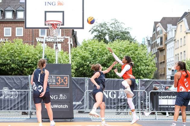 3×3 German Championship 2021, 31.07.2021 Spielzenen beim Spiel der Duesseldorfer Teams (orangene Trikots) auf dem Burgplatz - 3×3 German Championship 2021 31.07.2021 in Düsseldorf. Copyright: xBEAUTIFULxSPORTS KennyxBeelex