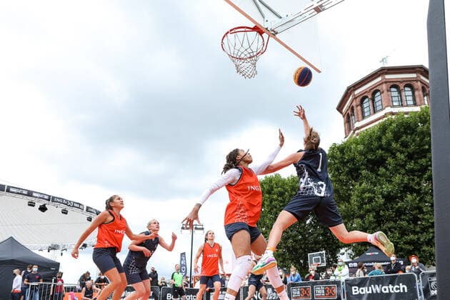 3×3 German Championship 2021, 31.07.2021 Spielzenen beim Spiel der Duesseldorfer Teams (orangene Trikots) auf dem Burgplatz - 3×3 German Championship 2021 31.07.2021 in Düsseldorf. Copyright: xBEAUTIFULxSPORTS KennyxBeelex
