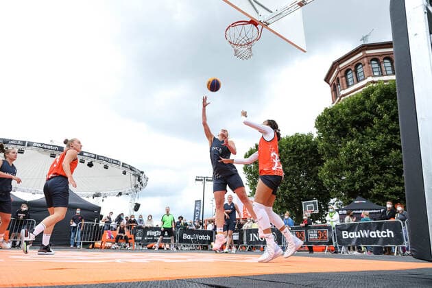 3×3 German Championship 2021, 31.07.2021 Spielzenen beim Spiel der Duesseldorfer Teams (orangene Trikots) auf dem Burgplatz - 3×3 German Championship 2021 31.07.2021 in Düsseldorf. Copyright: xBEAUTIFULxSPORTS KennyxBeelex