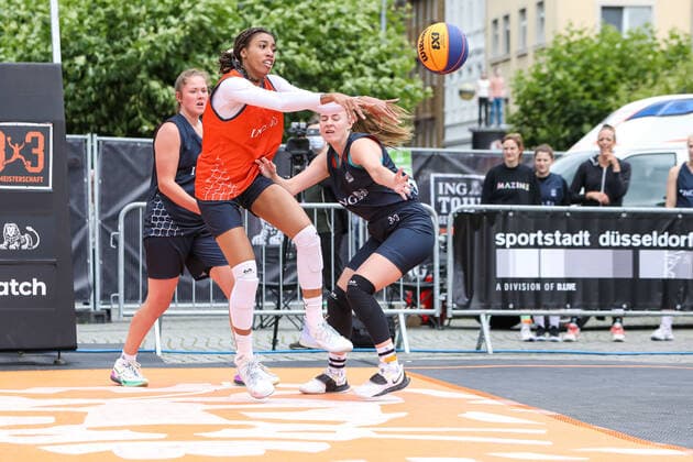 3×3 German Championship 2021, 31.07.2021 Spielzenen beim Spiel der Duesseldorfer Teams (orangene Trikots) auf dem Burgplatz - 3×3 German Championship 2021 31.07.2021 in Düsseldorf. Copyright: xBEAUTIFULxSPORTS KennyxBeelex