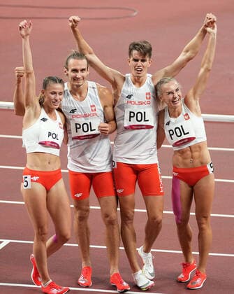 Bilder des Jahres 2021, Sport 07. Juli Sport Themen der Woche KW30 Sport Bilder des Tages (210731) -- TOKYO, July 31, 2021 -- Members of Team Poland celebrate after winning the 4 x 400m relay mixed final at Tokyo 2020 Olympic Games, Olympische Spiele, Olympia, OS in Tokyo, Japan, July 31, 2021. ) (TOKYO2020)XHTP-JAPAN-TOKYO-OLY-ATHLETICS-4 x 400M RELAY MIXED-FINAL JiaxYuchen 
