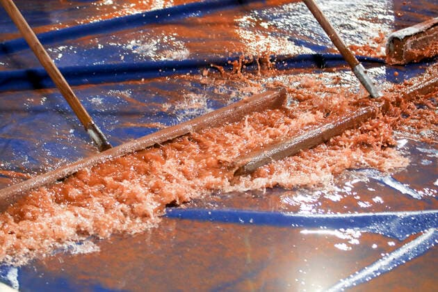 TENNIS - ATP, Tennis Herren Generali Open 2021 KITZBUEHEL,AUSTRIA,31.JUL.21 - TENNIS - ATP World Tour, Generali Open. Image shows workers pushing water.  GEPAxpictures xPatrickxSteiner
