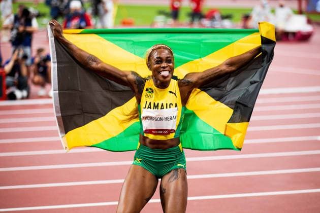 Bilder des Jahres 2021, Sport 07. Juli Sport Themen der Woche KW30 Sport Bilder des Tages Olympic Games, Olympische Spiele, Olympia, OS 2020 Women s 100M Final Elaine Thompson-Herah (Jamaica) wins the Women s 100 metre Final and celebrates with the Jamaica flag, at the Olympic Stadium, Tokyo, Japan on 31 July 2021. Editorial use only , Copyright: xAlishaxLovrichx PSI-13221-0003