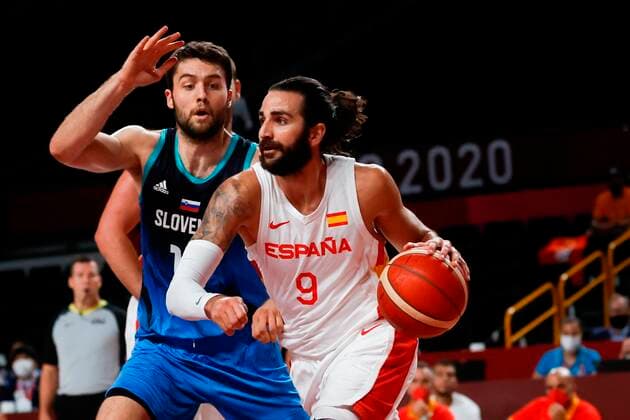 Spain s Ricky Rubio (R) in action against Slovenia s Mike Tobey (L) during their match for Group C of men s basketball between Spain and Slovenia for the 2020 Olympic Games, Olympische Spiele, Olympia, OS at the Saitama Super Arena in Tokyo, Japan, 01 August 2021. 2020 Olympics Basketball: Spain - Slovenia !ACHTUNG: NUR REDAKTIONELLE NUTZUNG!  Copyright: xFernandoxBizerrax EVE5787 20210801-736f3284e0eb3c576c22212f0c2d68affad6cc02