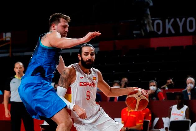 Spain s Ricky Rubio (R) in action against Slovenia s Luka Doncic (L) during their match for Group C of men s basketball between Spain and Slovenia for the 2020 Olympic Games, Olympische Spiele, Olympia, OS at the Saitama Super Arena in Tokyo, Japan, 01 August 2021. 2020 Olympics Basketball: Spain - Slovenia !ACHTUNG: NUR REDAKTIONELLE NUTZUNG!  Copyright: xFernandoxBizerrax EVE5817 20210801-e78033ad5bb8468096ea468f0633e0cf5a5a6627