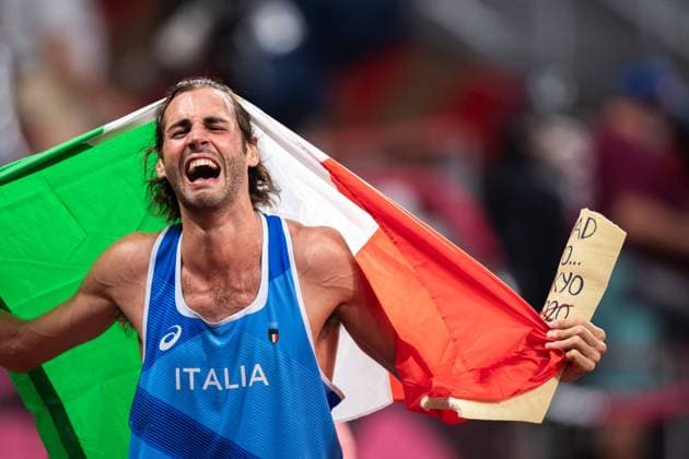 Bilder des Jahres 2021, Sport 08. August Tokio 2020 im Jahr 2021, Rückblick: Olympische Highlights Sport Themen der Woche KW30 210801 Gianmarco Tamberi of Italy celebrates with his old cast after competing in men?s high jump during day 9 of the Tokyo 2020 Olympic Games, Olympische Spiele, Olympia, OS on August 1, 2021 in Tokyo. Photo: Joel Marklund BILDBYRAN kod JM JM0181 bbeng friidrott athletics friidrett olympic games olympics os ol olympiska spel olympiske leker tokyo2020 tokyo 2020 tokyo-os tokyo-ol jubel *** 210801 Gianmarco Tamberi of Italy celebrates with his old cast after competing in mens high jump during day 9 of the Tokyo 2020 Olympic Games on August 1, 2021 in Tokyo Photo Joel Marklund BILDBYRAN kod JM JM0181 bbeng athletics athletics athletics olympic games olympics os ol olympic games olympic games tokyo2020 tokyo 2020 tokyo os tokyo ol cheers,  Copyright: JOELxMARKLUND BB210801JM113