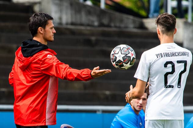 Thomas Woerle (Trainer SSV Ulm) gibt Luis Leupold (27, VFB Friedrichshafen) den Ball zum Einwurf GER, Fussball, WFV-Pokal, VFB Friedrichshafen vs SSV Ulm, 01.08.2021, GER, Fussball, WFV-Pokal, VFB Friedrichshafen vs SSV Ulm, 01.08.2021 Friedrichshafen Copyright: xEibner-Pressefotox EP_FWF