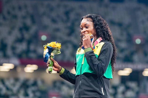 Olympic Games, Olympische Spiele, Olympia, OS 01.08.2021 Shericka Jackson (JAM) presents the gold medal at the ceremony of the womenÕs 100 m at the Olympic Games in Tokyo, on Sunday, August 01, 2021 Copyright: xBEAUTIFULxSPORTS OlafxRellischx