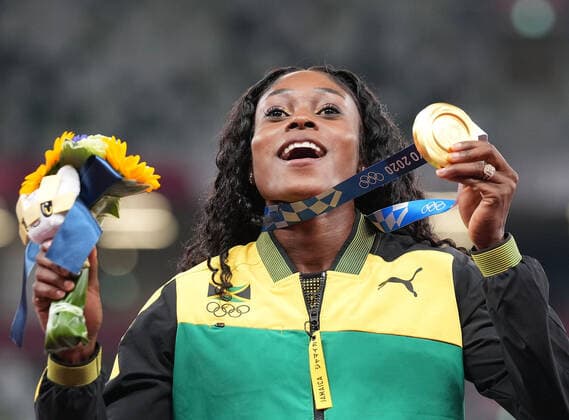 (210801) -- TOKYO, Aug. 1, 2021 -- Gold medalist Elaine Thompson-Herah reacts during the awarding ceremony of the Women s 100m at the Tokyo 2020 Olympic Games, Olympische Spiele, Olympia, OS in Tokyo, Japan, Aug. 1, 2021. ) (TOKYO2020)JAPAN-TOKYO-OLY-ATHLETICS-WOMEN S 100M-AWARDING CEREMONY JuxHuanzong 